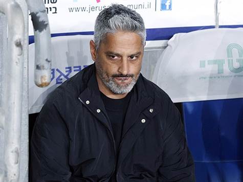 ברק יצחקי יודע שהקבוצה שלו בבעיה. ב``ש&nbsp;מובילה&nbsp;- הפער נכון לעכשיו עומד על שבע נקודות לטובת היריבה&nbsp;(צילום: אלן שיבר)